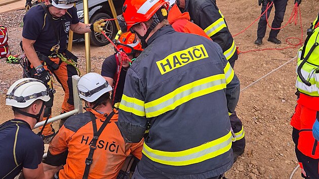Záchrana seniorky uvázlé ve studni poté, co se dole nadýchala oxidu uhličitého. Případ se stal v pondělí v Moravských Knínicích na Brněnsku. (7. září 2026)