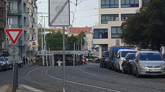 &Uacute;prava komunikace pod Strossmayerov&yacute;m n&aacute;měst&iacute;m. Průjezd tudy zneuž&iacute;vala auta, kter&aacute; oblast&iacute; Prahy 7 jen proj&iacute;žděla do jin&yacute;ch č&aacute;st&iacute; města. (2. z&aacute;ř&iacute; 2026)