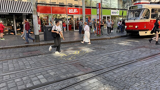 Neskákej mi pod kola. Kampaň dopravního podniku symbolizuje silueta nastříkaná do kolejiště tramvají. V tomto případě na Andělu. (září 2026)