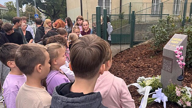 Pietní místo se zasazenou sakurou v areálu ZŠ Marjánka připomíná školačku, která na jaře zemřela pod koly tramvaje. (září 2026)