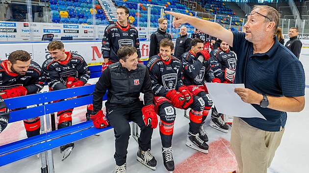 Hokejist&eacute; Mountfield HK se fot&iacute; v nov&yacute;ch dresech.