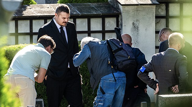 Na hřbitově v Lánech probíhá exhumace těla Jana Masaryka. Odborníci doufají, že forenzní analýza pomůže objasnit skoro osmdesát let starou záhadu jeho smrti. (2. září 2026)