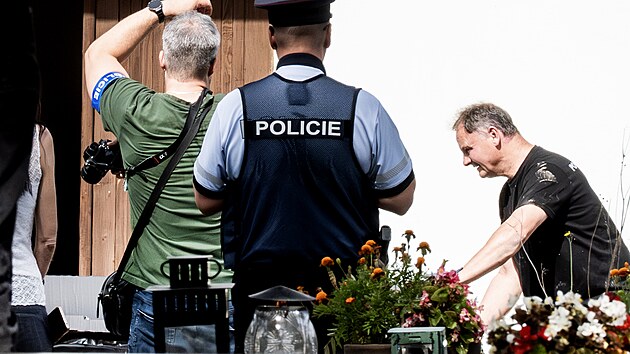 Na dnes uzavřeném hřbitově v Lánech probíhá exhumace těla Jana Masaryka. Odborníci doufají, že forenzní analýza pomůže objasnit skoro osmdesát let starou záhadu jeho smrti. (2. září 2026)