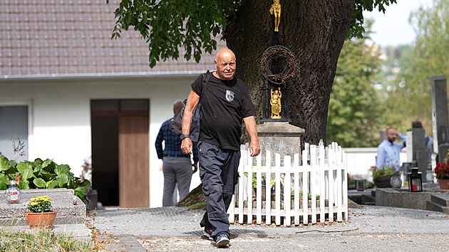 Na dnes uzavřeném hřbitově v Lánech probíhá exhumace těla Jana Masaryka. Odborníci doufají, že forenzní analýza pomůže objasnit skoro osmdesát let starou záhadu jeho smrti. Na snímku soudní lékař Jiří Hladík. (2. září 2026)