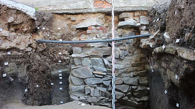 Při demolici b&yacute;val&eacute;ho obchodn&iacute;ho domu Slezanka v centru Opavy archeologov&eacute; pod povrchem Horn&iacute;ho n&aacute;měst&iacute; odkryli zachoval&eacute; zděn&eacute; sklepy z 15. až 16. stolet&iacute; i star&scaron;&iacute; středověk&eacute; vrstvy. T&yacute;m pod veden&iacute;m Barbary Marethov&eacute; narazil i na mě&scaron;ťansk&yacute; dům, kter&yacute; lehl popelem na přelomu 13. a 14. stolet&iacute;. N&aacute;lezy podrobně zdokumentovali pomoc&iacute; 3D skenerů i dronů. (z&aacute;ř&iacute; 2026)