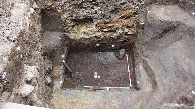 Při demolici bývalého obchodního domu Slezanka v centru Opavy archeologové pod povrchem Horního náměstí odkryli zachovalé zděné sklepy z 15. až 16. století i starší středověké vrstvy. Tým pod vedením Barbary Marethové narazil i na měšťanský dům, který lehl popelem na přelomu 13. a 14. století. Nálezy podrobně zdokumentovali pomocí 3D skenerů i dronů. (září 2026)