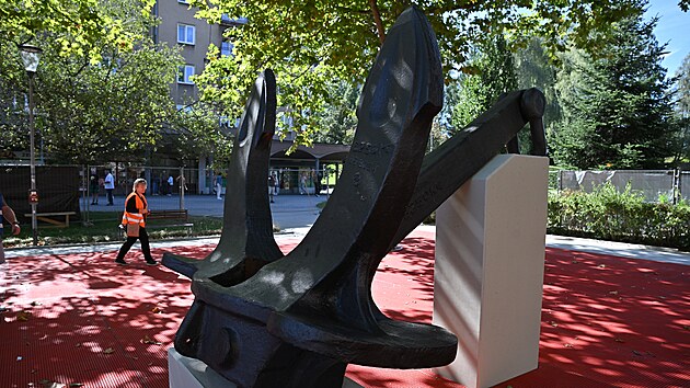 Instalace kotvy posledn&iacute; československ&eacute; n&aacute;mořn&iacute; lodi Třinec na n&aacute;měst&iacute; T. G. Masaryka v Třinci. (7. z&aacute;ř&iacute; 2026)