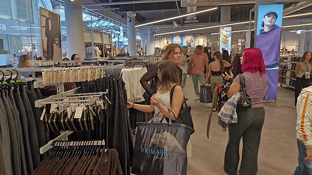 V nákupním centru Avion Shopping Park v Ostravě byla otevřena čtvrtá prodejna módního řetězce Primark v České republice. Nová pobočka nabízí módu, kosmetiku i zboží pro domácnost a vytvořila téměř stovku nových pracovních míst. (8. září 2026)