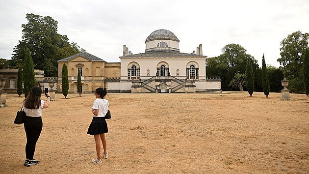 Sucho trápí i zahrady v Chiswick House v jihozápadním Londýně. Historie zahrady poseté sochami a libanonskými cedry, sahá až do 18. století. (18. srpna 2026)