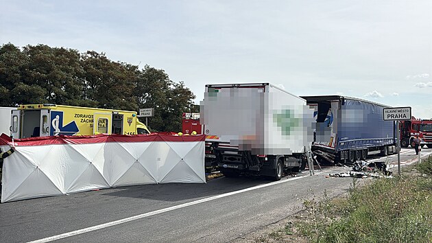 V ulici Cínovecká havarovaly dva nákladní vozy. Jednoho řidiče museli hasiči vyprostit. (3. září 2026)