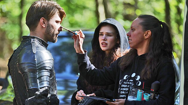 Zákulisí natáčení fantasy Princezna zakletá v čase 3. Maskérka upravuje make-up herci Marku Lamborovi (král Jan) v exteriéru u lipnických lomů, zatímco přihlíží kreativní producentka Kristýna Kamenická. (6. září 2026)