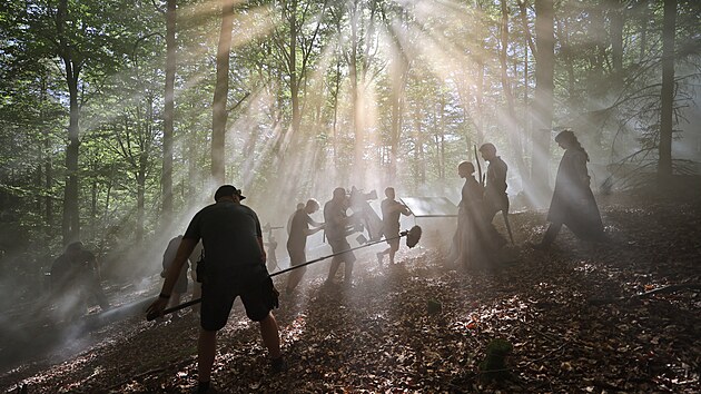 Magické světlo v lesním terénu. Filmový štáb při práci na scéně plné atmosféry v okolí Lipnice nad Sázavou. (6. září 2026)