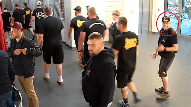Policie se obrací na veřejnost s výzvou o pomoc. Na záběrech z bezpečnostních kamer uvnitř jihlavské arény je zachycen muž (v červeném kroužku), jehož totožnost potřebují policisté zjistit kvůli výtržnostem během hokejového zápasu.