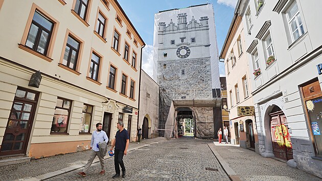 Jihlavsk&aacute; br&aacute;na Matky Bož&iacute; zahalena do le&scaron;en&iacute; během oprav fas&aacute;dy a interi&eacute;rů, kter&eacute; se veřejnosti znovu otevřou na jaře př&iacute;&scaron;t&iacute;ho roku. (2. z&aacute;ř&iacute; 2026)