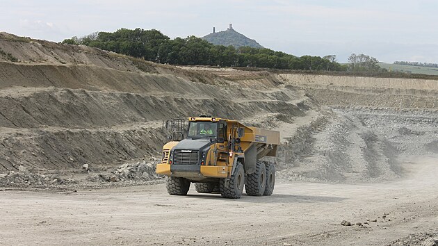 Lom &Uacute;pohlavy, kde firma Holcim těž&iacute;.