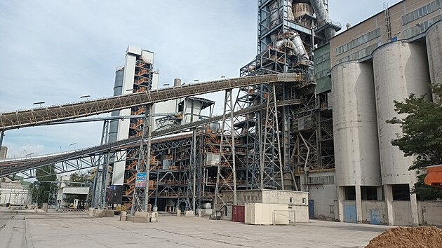 Společnost Holcim Česko otevřela v cement&aacute;rně v Č&iacute;žkovic&iacute;ch na Litoměřicku novou linku na zpracov&aacute;n&iacute; kalcinovan&yacute;ch j&iacute;lů, kter&aacute; využ&iacute;v&aacute; unik&aacute;tn&iacute; technologii patentovanou mateřskou skupinou. Jde o prvn&iacute; linku na tento materi&aacute;l ve středn&iacute; a v&yacute;chodn&iacute; Evropě a z&aacute;roveň největ&scaron;&iacute; investici v historii Holcim Česko v hodnotě přibližně jedn&eacute; miliardy korun.