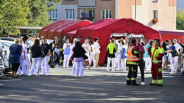 Policisté kvůli anonymní výhrůžce bombou evakuovali nemocnici v Kadani na Chomutovsku. (8. září 2026)