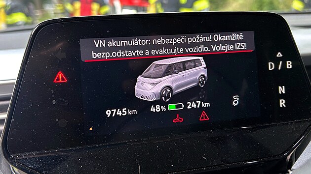 &bdquo;Nebezpeč&iacute; pož&aacute;ru! Okamžitě bezpečně odstavte a evakuujte vozidlo. Volejte IZS!&ldquo; Takovou informaci měla majitelka na displeji sv&eacute;ho elektromobilu. Proto zalarmovala hasiče. (4. z&aacute;ř&iacute; 2026)
