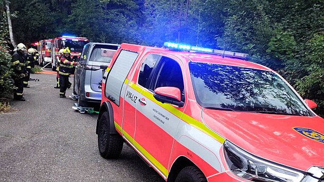 Pět jednotek hasičů se sjelo do rekreačn&iacute;ho střediska v Jiřet&iacute;ně pod Jedlovou na Děč&iacute;nsku, kde zaparkovan&yacute; elektromobil hl&aacute;sil riziko pož&aacute;ru. (z&aacute;ř&iacute; 2026)