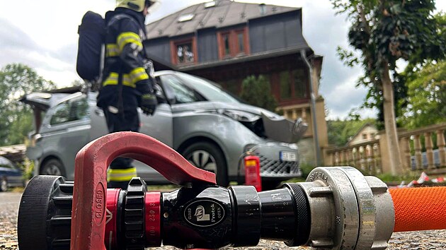 Pět jednotek hasičů se sjelo do rekreačn&iacute;ho střediska v Jiřet&iacute;ně pod Jedlovou na Děč&iacute;nsku, kde zaparkovan&yacute; elektromobil hl&aacute;sil riziko pož&aacute;ru. (z&aacute;ř&iacute; 2026)