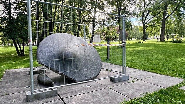 Plastika od akademick&eacute;ho sochaře Josefa Klime&scaron;e v mosteck&eacute;m parku Střed. Č&aacute;st d&iacute;la odpadla. (z&aacute;ř&iacute; 2026)