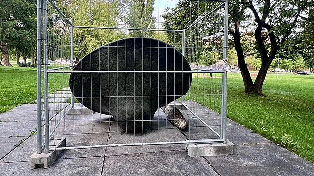Plastika od akademick&eacute;ho sochaře Josefa Klime&scaron;e v mosteck&eacute;m parku Střed. Č&aacute;st d&iacute;la odpadla. (z&aacute;ř&iacute; 2026)