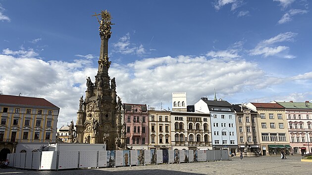 Sloup Nejsvětější Trojice už není obklopený lešením, památku ještě čekají drobné opravy. (2. září 2026)