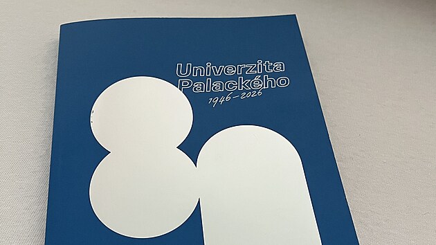Vzpomínky na studentská léta si budou moci absolventi UP odnést v podobě speciálního výročního almanachu. (9. září 2026)