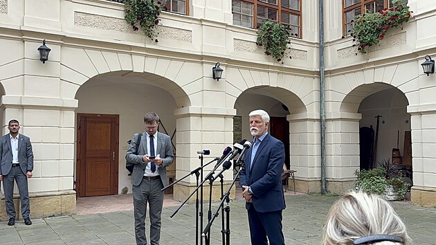 Prezident Petr Pavel odpovídá na dotazy novinářů po jednání se starosty obcí na Konicku. (1. září 2026)