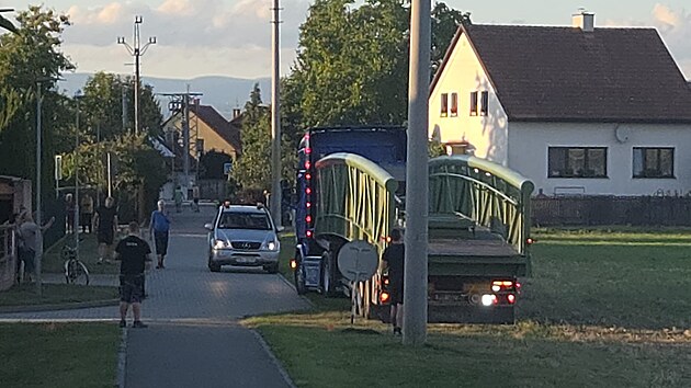 Obyvatel&eacute; Libo&scaron;e a &Scaron;těp&aacute;nov&aacute; maj&iacute; novou l&aacute;vku, kter&aacute; spoj&iacute; jejich obce přes řeku Oskavu.