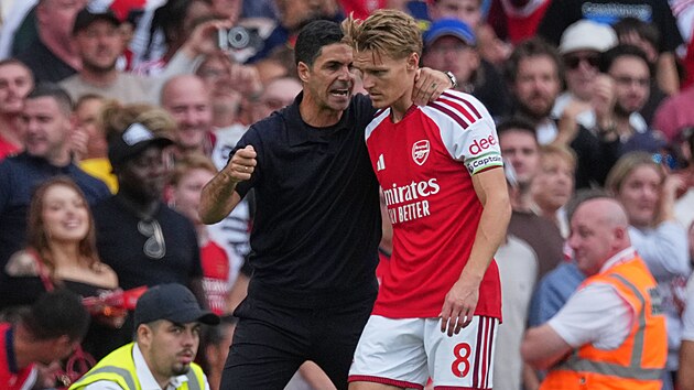 Trenér Arsenalu Arteta v diskuzi s kapitánem Odegaardem.