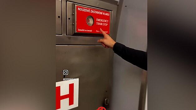 Nouzové zastavení soupravy metra