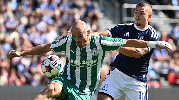 Obránce David Lischka z Bohemians (vlevo) si hlídá míč před Václavem Sejkem z Olomouce.