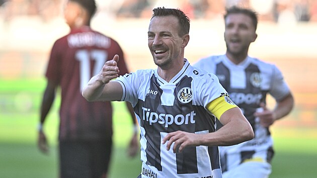 Královéhradecký záložník Vladimír Darida se raduje z gólu v utkání proti Spartě.