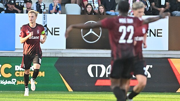 Fotbalisté Sparty oslavují gól Adama Karabce.