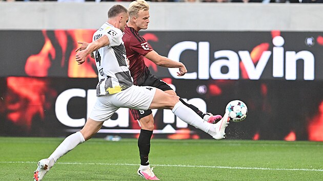 Sparťansk&yacute; &uacute;točn&iacute;k Jonatan Brunes stř&iacute;l&iacute; přes Tom&aacute;&scaron;e Petr&aacute;&scaron;ka z Hradce Kr&aacute;lov&eacute;.