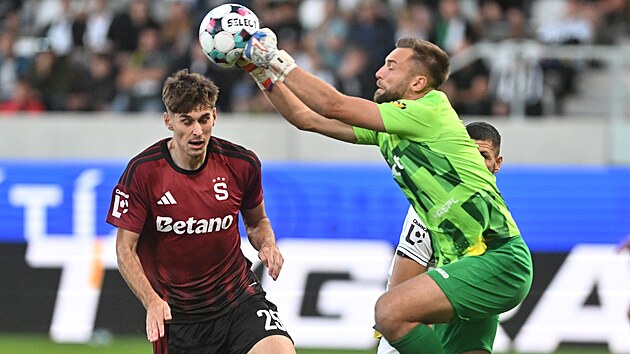 Kr&aacute;lov&eacute;hradeck&yacute; brank&aacute;ř Adam Zadražil vyr&aacute;ž&iacute; m&iacute;č před Maty&aacute;&scaron;em Vojtou ze Sparty.