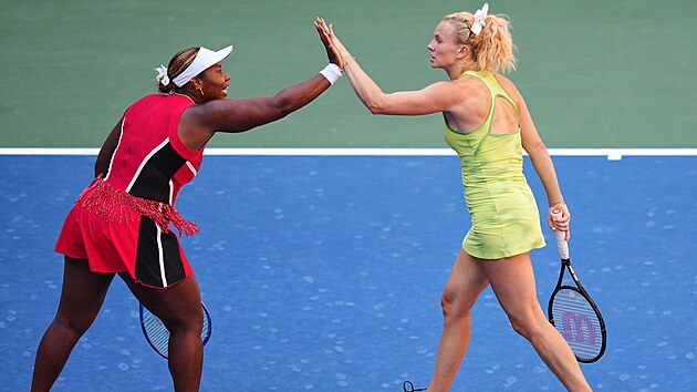 Kateřina Siniaková a Taylor Townsendová v osmifinále US Open