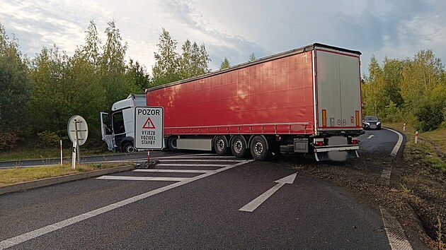 Havarovaný nákladní automobil zablokoval sjezd z dálnice D7 u Droužkovic na Chomutovsku. (9. září 2026)