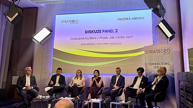 Pražští politici se v úterý přeli o řešení bytové krize v metropoli. Ve hře je i budoucnost Pražské developerské společnosti. (8. září 2026)