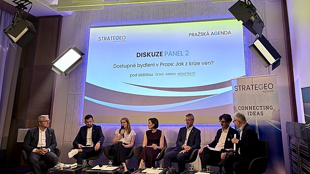 Pražští politici se v úterý přeli o řešení bytové krize v metropoli. Ve hře je i budoucnost Pražské developerské společnosti. (8. září 2026)
