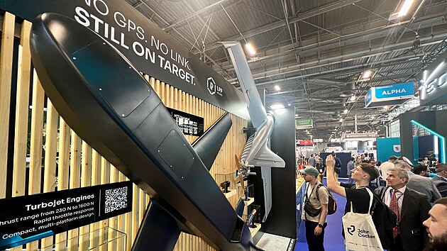 Střela Narwhal a bezpilotn&iacute; stroj MTS česk&eacute; technologick&eacute; firmy LPP Holding na veletrhu Eurosatory v Pař&iacute;ži