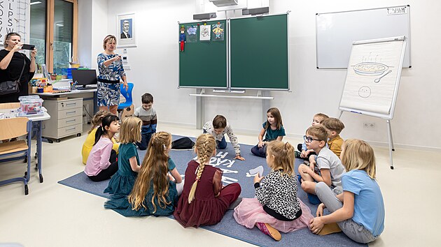 V Oldřichově v H&aacute;j&iacute;ch se včera děti znovu vypravily do &scaron;koly, obec ji otevřela po 46 letech. (1. z&aacute;ř&iacute; 2026)
