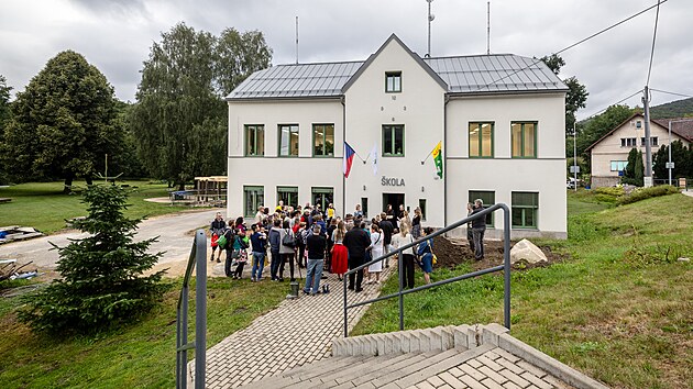 V Oldřichově v H&aacute;j&iacute;ch se včera děti znovu vypravily do &scaron;koly, obec ji otevřela po 46 letech. (1. z&aacute;ř&iacute; 2026)