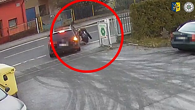 Policie ukázala dramatické střety aut s chodci, jen zázrakem neměly tragické následky