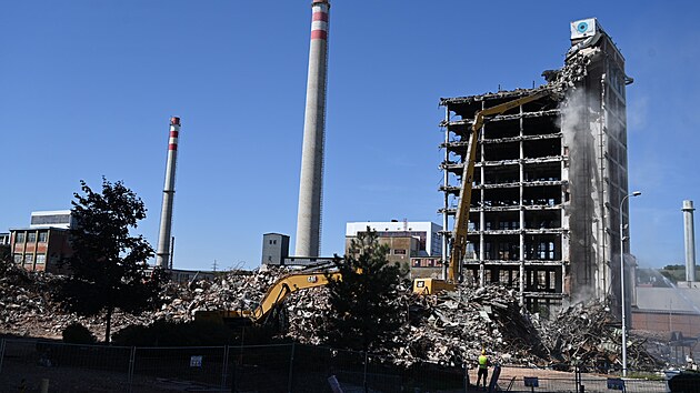 Bourací firma se po týdenní přestávce znovu pustila do likvidace ohořelého torza 34. budovy v baťovském areálu ve Zlíně. (8. září 2026)
