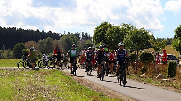 Sobotn&iacute;ho slavnostn&iacute;ho otevřen&iacute; trasy se z&uacute;častnily stovky cyklistů.