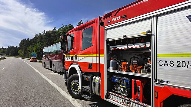 V ponděl&iacute; odpoledne začal hořet autobus na d&aacute;lnici D3 u &Scaron;evět&iacute;na. (7. z&aacute;ř&iacute; 2026)