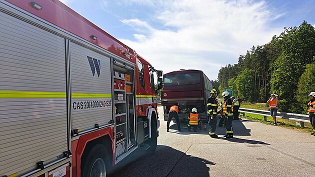 V ponděl&iacute; odpoledne začal hořet autobus na d&aacute;lnici D3 u &Scaron;evět&iacute;na. (7. z&aacute;ř&iacute; 2026)