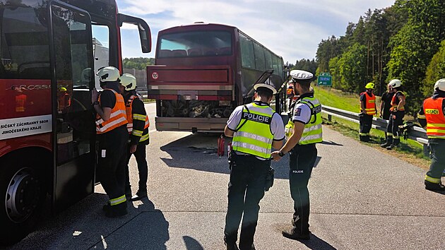 V ponděl&iacute; odpoledne začal hořet autobus na d&aacute;lnici D3 u &Scaron;evět&iacute;na. (7. z&aacute;ř&iacute; 2026)
